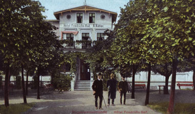 Dom wypoczynkowy Friedrichsbad w Darłówku. Pocztówka, wyd. Kunst u. Verlagsanstalt Schaar u.Dathe. Trewir, ob.1913 r. W zbiorach muzeum
